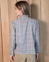Camisa de algodón con estampado de rayas verticales finas, cuello alto con volados, cierre frontal con botones dobles y mangas largas con puños elásticos terminados en volados.
