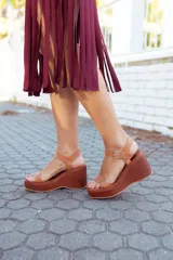 Sandalias de cuero color marrón con plataforma y taco de cuña.