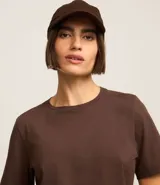 Remera básica de algodón con cuello redondo y mangas cortas, de corte clásico y diseño liso.