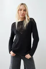 Sweater fucsia de tejido de punto con detalle de cinta calada en el canesú.