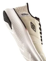 Championes deportivos Umbro modelo Flux, color negro, de diseño moderno y suela texturizada.