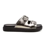 Sandalias bajas plateadas con doble tira ancha con hebillas metálicas y plataforma plana negra.