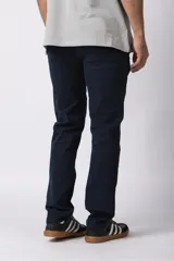 Pantalon chino de corte recto confeccionado en gabardina premium, con bolsillos laterales y traseros clásicos.