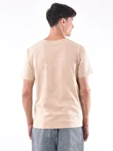 Remera de corte regular, cuello redondo y manga corta, en color beige liso.
