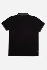 Remera polo azul marino de manga corta, con cuello y puños a rayas blancas y verde militar. Presenta un bolsillo en el pecho con detalle de franja a rayas y el logo de la marca "Brooksfield" bordado en dorado.