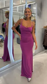 Vestido largo fucsia con escote drapeado, tirantes finos y detalles de fruncidos laterales a lo largo del cuerpo.