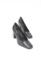 Zapato de tacón alto de cuero negro con textura tipo croco, punta cuadrada y taco ancho.