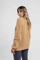 Sweater negro de tejido de punto grueso, con cuello alto y mangas largas.