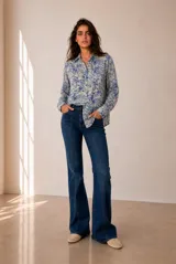 Camisa de manga larga con cuello clásico y cierre frontal de botones, con estampado botánico de hojas en tonos azules y blancos.