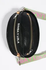 Bolso bandolera pequeño en forma de pelota color plateado, con cierre de cremallera, asa de cadena y logo estampado.