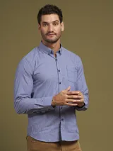 Camisa de vestir a rayas verticales azules y blancas, de corte regular fit y manga larga.