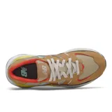 Championes New Balance modelo W5740GB, de estilo retro-running, con capellada en tonos tierra (marrón, beige, camel) y detalles en negro, amarillo vibrante, celeste y coral. Presentan una suela sobredimensionada en blanco y crema con detalles en amarillo y negro.