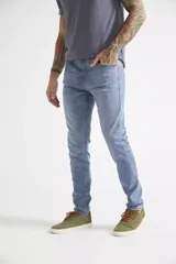 Jean de corte skinny para hombre, con diseño de cinco bolsillos, pasacintos y cierre frontal. Confeccionado en denim de tono azul claro con acabado lavado.
