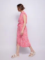 Vestido midi estampado con cuello redondo y mangas cortas. Incluye cinturón de lazo en la cintura.