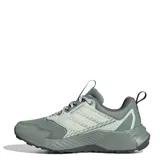 Championes de trail running Adidas Terrex Tracefinder 2 W, color gris verdoso con detalles en gris claro y blanco.