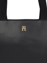 Cartera Tommy Hilfiger tipo tote color negro, confeccionada en poliuretano con acabado liso. Tiene doble asa superior, compartimento principal con cierre de cremallera y logo de metal en la parte delantera.