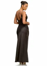 Vestido largo de satén negro con escote en V y tirantes finos. Presenta paneles laterales de malla que crean un diseño geométrico en la cintura y el torso, aportando un toque moderno y sofisticado a la silueta fluida.