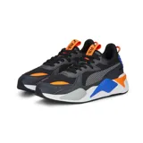 Championes Puma modelo RS-X Geek de diseño retro-futurista, con exterior de mesh y capas superpuestas de PU, en color negro con detalles en naranja, azul y gris.