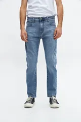 Pantalón jean celeste de corte recto.