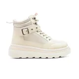Bota de caña alta color beige con plataforma, cordones y hebilla lateral.