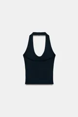 Top de punto con cuello halter y escote redondo, sin mangas y diseño ajustado.
