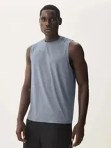 Musculosa deportiva de color gris, confeccionada en tejido técnico transpirable con textura microperforada, ideal para entrenamiento.