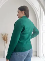 Sweater verde esmeralda de tejido de punto con cuello alto y diseño de cuatro gatos negros en el frente.