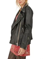 Chaqueta de cuero negra estilo motoquera con cierre frontal asimétrico, tres bolsillos con cierre y un bolsillo con botón.