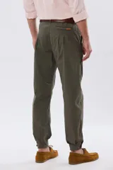 Pantalón bombacha de campo color caqui, de corte tradicional con pinzas en la cintura y botamanga ajustada con botones.