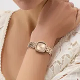 Reloj analógico Guess modelo Hazel con caja cuadrada de 25 mm y correa de eslabones tipo brazalete, todo en tono oro rosa. La esfera presenta un acabado sunray con detalles de cristales incrustados tanto en el bisel como en el interior de la esfera.