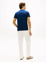 Remera Tommy Hilfiger de corte slim, confeccionada en tejido interlock de algodón elástico de color azul oscuro, con cuello redondo y pequeño logo bordado en el pecho.