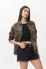 Short de jean azul con terminación desflecada, tiro alto, cuatro bolsillos y pequeña abertura en ambos laterales.