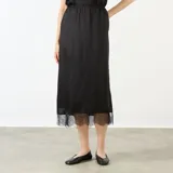 Falda midi de satén negro con detalle de encaje transparente en el bajo.