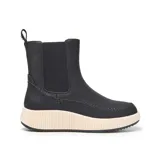 Bota corta tipo Chelsea de símil cuero liso color negro, con paneles laterales elastizados y tira trasera para facilitar el calce. Presenta costuras visibles con detalle artesanal, punta redondeada y plataforma baja integrada con suela de goma antideslizante.