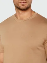 Remera de algodón de corte regular, color gris oscuro, con cuello redondo y logo de la marca bordado discretamente en el pecho.
