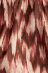 Vestido corto con breteles finos ajustables, escote corazón y cuerpo entallado con frunces en escote y laterales.