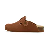 Zueco casual de mujer Marco Donatti modelo Karim, confeccionado en gamuza marrón, con suela de corcho y hebilla metálica ajustable en el empeine.