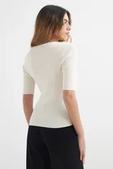 Sweater de punto con cuello bote, de mangas cortas y diseño a rayas horizontales blancas y azul marino.