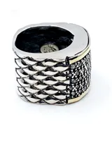Anillo ancho de forma cuadrada, confeccionado en plata 925 con detalles en lámina de oro 18k y pavé de circonias en el centro.