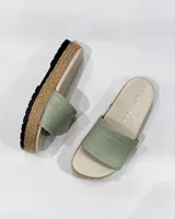 Sandalias planas con capellada de rafia y cuero color suela, suela revestida en yute trenzado y plataforma de 4 cm.