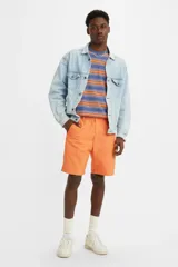 Bermuda naranja de gabardina con cintura elastizada y bolsillos laterales.