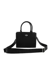 Cartera negra de PU con textura, asas superiores y correa regulable y desmontable con el logo de la marca. Tiene un detalle metálico en forma de labios en el frente.