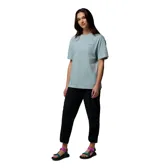 Remera oversize de Columbia para mujer, color azul, de corte holgado, mangas cortas y cuello redondo acanalado, con pequeño logo impreso en el pecho.