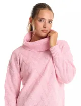 Buzo de punto grueso con textura en relieve, de cuello volcado y mangas largas con hombros caídos. Presenta puños y ruedo con terminación en rib.