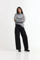 Sweater de tejido de punto acanalado en color gris, con cuello alto y mangas largas con diseño oxford acampanado.