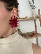Par de aros grandes con forma de flor color rojo, hechos a mano en porcelana.