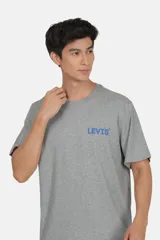 Remera gris de corte relajado con logo de Levi's estampado en el pecho.
