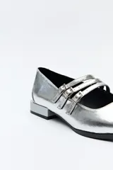 Zapato tipo Mary Jane de charol sintético color rojo, con punta cuadrada y triple tira con hebillas.