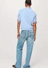 Jersey de punto fino con diseño combinado en bloques de color marrón y celeste. Presenta cuello redondo, corte recto y mangas largas.