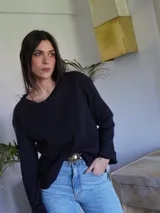 Remera de manga larga color azul marino, con escote en V y calce holgado.